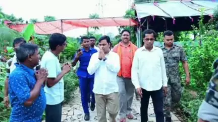 ଝାରସୁଗୁଡା: ବିଟିଏମ ସ୍ଥିତ ମାଉସୀ ମା' ମନ୍ଦିର ଗସ୍ତ ସହ ଭଗବାନଙ୍କ ଦର୍ଶନ କରି ଅନ୍ନଭୋଗ ବଣ୍ଟନରେ ସାମିଲ ହେଲେ ଝାରସୁଗୁଡା ବିଧାୟକ ଟଙ୍କଧର ତ୍ରିପାଠୀ