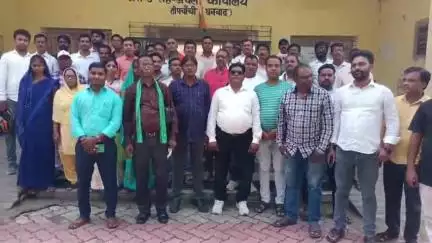 तोपचांची: प्रखंड कार्यालय के सभागार में प्रखंड प्रमुख आनंद महतो की अध्यक्षता में पंचायत प्रतिनिधियों की हुई बैठक