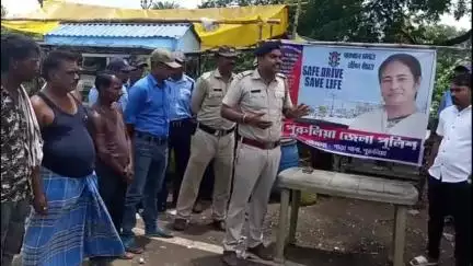পাড়া: ঝাঁপড়া মোড়ে "সেফ ড্রাইভ, সেভ লাইফ" নিয়ে পাড়া থানার পুলিশের তরফে সচেতনতা শিবিরের আয়োজন