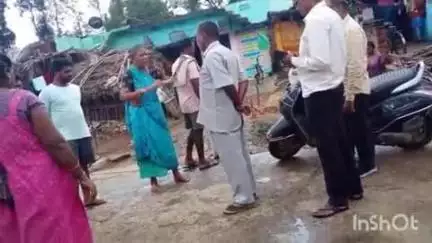 తమ పాఠశాల మారిస్తే తమ పిల్లలు టీసీలు ఇవ్వాలని ఉపాధ్యాయులను కోరిన గుడివాడ కాలనీ ప్రజలు