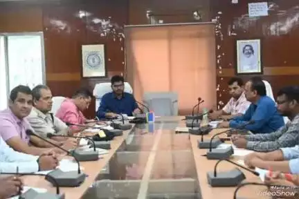 देवघर: डीडीसी की अध्यक्षता में समाहरणालय सभागार में हुई जिला स्तरीय आधार निगरानी समिति की बैठक
