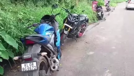 തൃശൂർ: അത്താണി കെൽട്രോണിന് സമീപം മൂന്നു ബൈക്കുകൾ കൂട്ടിയിടിച്ച് മൂന്നു പേർക്ക് പരിക്ക്