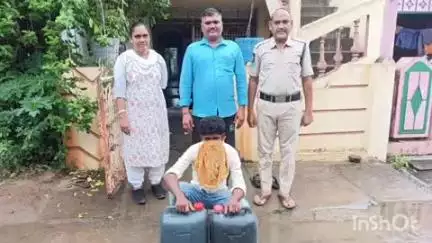 కురుపాం రెల్లివీధిలో 40 లీటర్ల నాటుసారా కలిగిన వ్యక్తిని అరెస్టు చేసిన ఎక్సైజ్ పోలీసులు