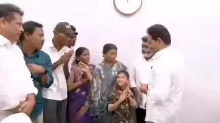 తాడేపల్లిలోని వైసీపీ కేంద్ర కార్యాలయంలో మాజీ సీఎం జగన్‌ను కలిసిన సింగయ్య కుటుంబ సభ్యులు