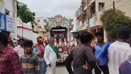 ಚಾಮರಾಜನಗರ: ನಗರದಲ್ಲಿ ಚಾಮುಂಡೇಶ್ವರಿ ಅಮ್ಮನವರ ವಿಸರ್ಜನಾ ಮೆರವಣಿಗೆ