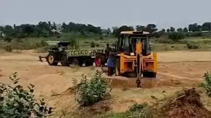 కమలాపురం: బలిసింగాయపల్లి గ్రామ సమీపంలోని పెన్నానదిలో ఇసుక అక్రమ రవాణాను అధికారులు అరికట్టాలని స్థానికుల ఆవేదన