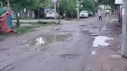 ସମ୍ବଲପୁର ମ୍ୟୁନିସିପାଲଟି: ଗୋବିନ୍ଦତୋଲା ସ୍କୁଲ ନିକଟ ରାସ୍ତାର ଶୋଚନୀୟ ଅବସ୍ଥା ନେଇ ହନ୍ତସନ୍ତ ସ୍ଥାନୀୟ ଲୋକେ #jansamasya