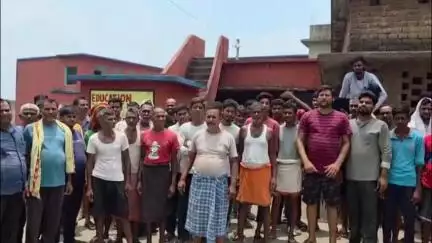 कुटुंबा: सूही सरकारी विद्यालय पर धौंस जमा रहे निजी स्कूल के संचालक, ग्रामीणों ने प्रदर्शन कर की गिरफ्तारी की मांग