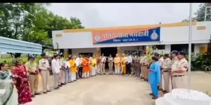 गंधवानी: 'एक पेड़ मां के व बेटी के नाम' अभियान के तहत SDOP व TI ने जनप्रतिनिधियों संग गंधवानी थाना में किया पौधारोपण