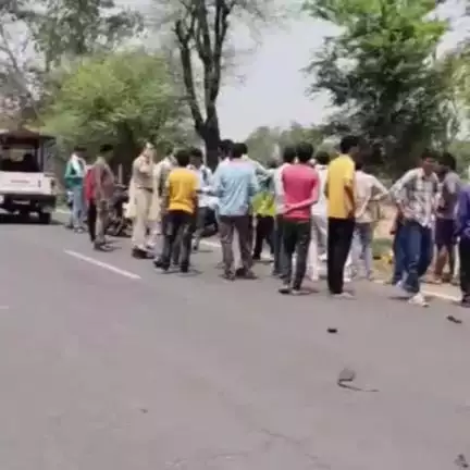 राजगढ़: ढिगावड़ा के पास पेट्रोल पंप के सामने सिलेंडर से भरे ट्रक ने कार को मारी टक्कर, कार चालक घायल
