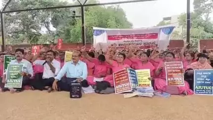 ರಾಯಚೂರು: ಆಶಾ ಕಾರ್ಯಕರ್ತೆಯರಿಗೆ ಮಾಸಿಕ ₹10 ಸಾವಿರ ಗೌರವಧನ ಪಾವತಿಗೆ ನಗರದಲ್ಲಿ ಪ್ರತಿಭಟನೆ