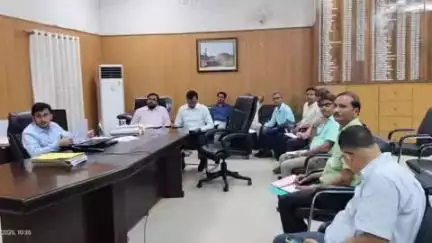 मुशहरी: समाहरणालय में डीएम ने पुनरीक्षण कार्य के सफल संपादन हेतु अधिकारियों के साथ की बैठक