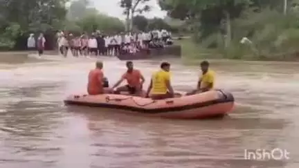 बसेड़ी: नदी में बहे युवक का शव 24 घंटे बाद मिला, पुलिया पार करते समय हुआ था हादसा