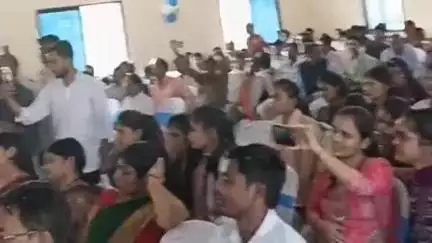 टंडवा: सांसद एवं विधायक ने टंडवा में नवनिर्मित वनांचल महाविद्यालय के सभागार का उद्घाटन किया