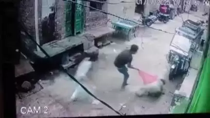 कौंच: कोंच क्षेत्र में युवकों की अश्लील हरकतों से परेशान किशोरी ने छत से कूदकर आत्महत्या की कोशिश की, हादसे का CCTV आया सामने