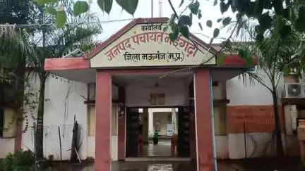 नईगढ़ी: नईगढ़ी पंचायत के भीर में राशन देने के बदले सेल्समैन ने माँगा 5 किलो राशन, वृद्ध ने की शिकायत