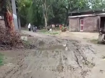 लालगंज: लालगंज के संगम चौराहा से बाबूगंज हाईवे को जोड़ने वाला सलेमभदारी संपर्क मार्ग पूरी तरह हुआ क्षतिग्रस्त #Jansamasya