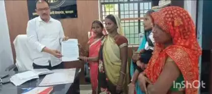 कैसरगंज: अपराजिता नारी संघ ने ब्लॉक कैसरगंज पहुंचकर बेटियों की शिक्षा की आवाज उठाई, स्कूल बंद करना बच्चों के मौलिक अधिकार का हनन