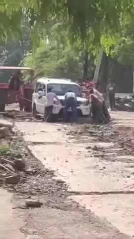 भदेसर: बारिश में डेलवास गांव की सड़कें बनी संकट, वाहन फंसे, युवक घायल, ग्रामीण परेशान, प्रशासन से सड़क बनवाने की मांग