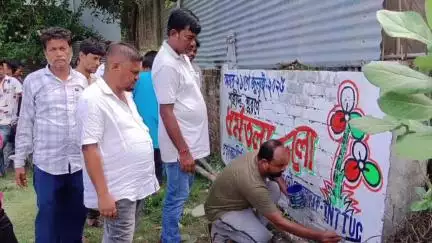 হেমতাবাদ: হেমতাবাদ বাসস্ট্যান্ড সংলগ্ন এলাকায় তৃণমূল কংগ্রেসের দেওয়াল লিখন,  উপস্থিত INTTUC র জেলা সভাপতি
