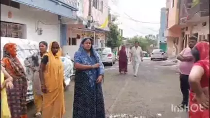 गुना नगर: स्मार्ट मीटर लगाने का विरोध, विवेक कॉलोनी में स्मार्ट मीटर लगाने पहुंची टीम लोगों के विरोध के बाद वापस लौटी #jansamasya