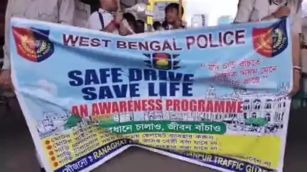 হরিণঘাটা: পথ নিরাপত্তা সপ্তাহের দ্বিতীয় দিনে হরিণঘাটা বড়জাগুলিয়া মোড়ে স্কুল পড়ুয়ারদের নিয়ে, পালিত হল সেভ ড্রাইভ সেভ লাইফ
