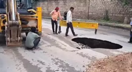 तानसेन: ग्वालियर: चेतकपुरी रोड फिर धंसी, वीडियो वायरल