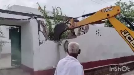 पीरो: अनुमंडल पदाधिकारी पीरो के आदेश पर चरपोखरी में दंडाधिकारी की निगरानी में हटाया गया अतिक्रमण