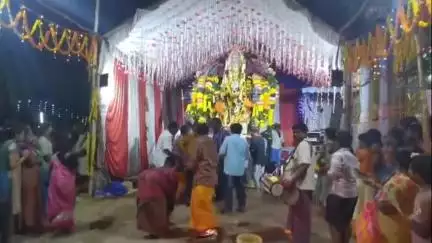 ఓం శక్తి భక్తుడు దారం పై వేలాడుతూ గంగమ్మకు పూలమాల వేసిన మహా మంగళ హారతి సమర్పణ