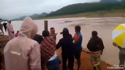 ଲକ୍ଷ୍ମୀପୁର: ମୁରାନ ଜଳଭଣ୍ଡାର ଜଟିଆଗୁଡ଼ା କେନାଲର ନଦୀପାର ହେବାବେଳେ ଓଲଟି ପଡିଲା ଦ‌ଉଡି ଟଣା ଲଞ୍ଚର,ଭାସିଗଲା ୩ ବାଇକ୍ ବଞ୍ଚିଗଲା ୪ ଜୀବନ