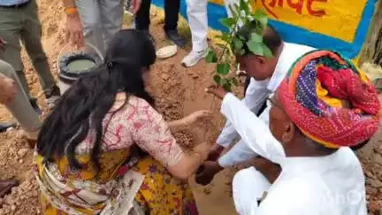फलौदी: ग्राम पंचायत चंद्र नगर में आयोजित अन्त्योदय संबल शिविर का जिला कलक्टर ने निरीक्षण किया, आमजन की परिवेदनाएं सुनीं