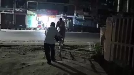 एटा: शिकोहाबाद रोड गांव नगला वरी समीप अज्ञात वाहन की टक्कर से बाइक सवार अज्ञात दो लोगों की हुई दर्दनाक मौत, बॉडी पहुंची PM पर