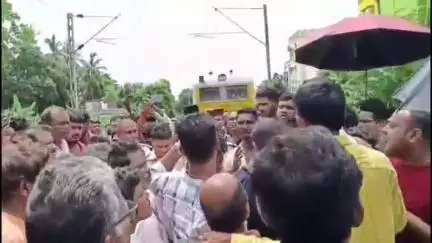 সোনারপুর: ক্যানিং শাখায় ট্রেন অবরোধ: লেভেল ক্রসিংয়ের দাবিতে উত্তাল সোনারপুরের রাধাগোবিন্দ পল্লী #jansamasya