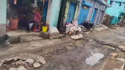 কাশীপুর: এক বছরের মধ্যেই কাশীপুরের নতুন রাস্তার বেহাল অবস্থা রাস্তার জমা জলে সমস্যায় পড়ছে পথচারীরা #jansamasya