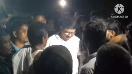 নলবাৰী: বাকৰিকুচি গাওঁৰ উচ্ছেদিত ৰাইজৰ মাজত বিধায়ক উপস্থিত হৈ খবৰ লৈ মত বিনিময় কৰে ৰাইজৰ লগত