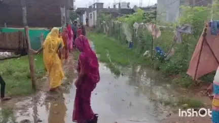 गुना नगर: मालपुर रोड साईं सिटी कॉलोनी वार्ड 25 में कच्ची सड़क पर कीचड़ पानी, लोगो ने पार्षद को घुमा कर बताई परेशानी #jansamasya