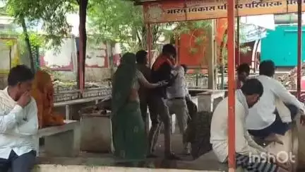 गुना: जिला अस्पताल में नशे में पति का हंगामा, गर्भवती पत्नी पर पत्थर से हमले का प्रयास, परिजनों से मारपीट, वीडियो वायरल