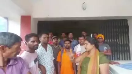 गुमला: दिहाड़ी मजदूरों की समस्याओं को लेकर झारखंड प्रतिज्ञा महिला एसोसिएशन की अध्यक्ष ने डीसी को ज्ञापन सौंपा