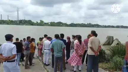 শ্রীরামপুর-উত্তরপাড়া: বারংবার দুর্ঘটনা ঘটায় প্রশাসনের পক্ষ থেকে বন্ধ করে দেওয়া হলো শ্রীরামপুর মাহেশের সুড়কিতলা গঙ্গার ঘাট