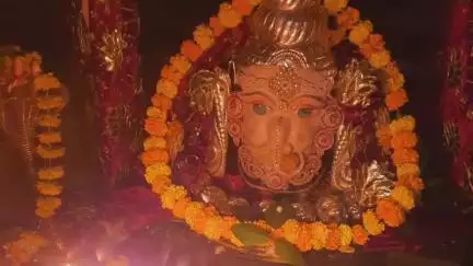 होशंगाबाद नगर: नर्मदापुरम: गोल घाट स्थित काले महादेव मंदिर में भगवान का मोदक स्वरूप में श्रृंगार