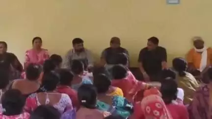 কেশিয়ারি: মহিলাদের আর্থিক স্বনির্ভরতা বাড়াতে দুধে-বুধে এলাকায় চাটাই বৈঠক করলেন বিডিও
