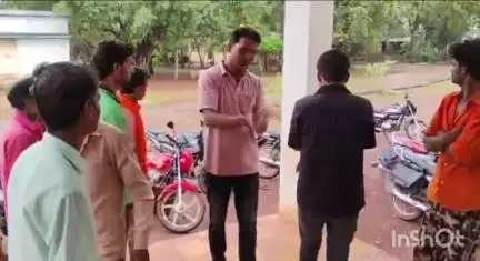 आरोन: वार्ड 1 में बिजली कर्मचारियों ने तार काटकर टीनशेड पर डाला, करंट से हो सकता था हादसा, लोगों ने दिया ज्ञापन