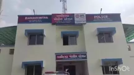 અમીરગઢ: અમીરગઢ નજીક કાનપુરાથી ઇસારિયા જતા મોટા નાળા પાસે રોડની સાઈડમાં ઉભેલા વ્યક્તિને જીપ ચાલકે ટક્કર મારતા વ્યક્તિનું મોત.