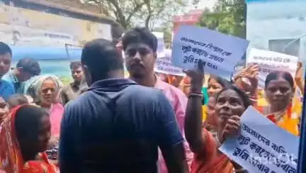 সীমলাপাল: ত্রাণের ত্রিপল না পেয়ে বিক্রমপুর গ্রাম পঞ্চায়েতে বিক্ষোভ দেখালেন এলাকার বাসিন্দারা