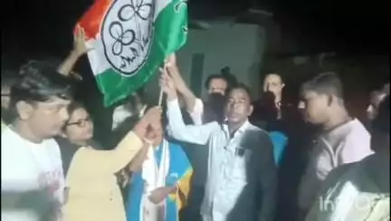 রানিবাঁধ: রাওতড়া গ্রাম পঞ্চায়েতের মুচিকাটা সংসদের নির্বাচিত সদস্য রাণীবাঁধ ব্লক তৃণমূলের সভাপতির হাত ধরে তৃণমূলে যোগদান করলেন