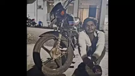 રાજકોટના જંગલેશ્વરનો નામચીન વાહન ચોર ચોરાઉ બાઈક સાથે જેતપુરમાંના ખીરસરા રોડ પરથી પકડાયો