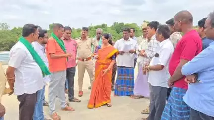 ಮುಳಬಾಗಿಲು: ಮರ ಗಿಡಗಳ ಪರಿಹಾರಕ್ಕೆ ಚಿತ್ತೂರು ಪಿ.ಡಿರವರಿಗೆ ನಗರದಲ್ಲಿ ತಹಶೀಲ್ದಾರ್ ಗೀತಾ ಸೂಚನೆ