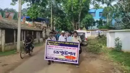 ঝাড়গ্রাম: বিএলও ডিউটি থেকে শিক্ষকদের অব্যাহতি দেওয়ার দাবিতে ঝাড়গ্রামে DM-কে ডেপুটেশন