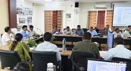 कुम्भराज: कलेक्टर ने वन भूमि पर रुके निर्माण कार्यों की समीक्षा की, PWD की कार्यशैली पर नाराज़गी जताई और रिपोर्ट मांगी