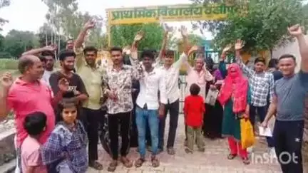 जानसठ: मीरापुर क्षेत्र के गांव वलीपुरा प्राथमिक विद्यालय में आधार कार्ड बनवाने के नाम पर ग्रामीणों का हंगामा, वसूली का आरोप